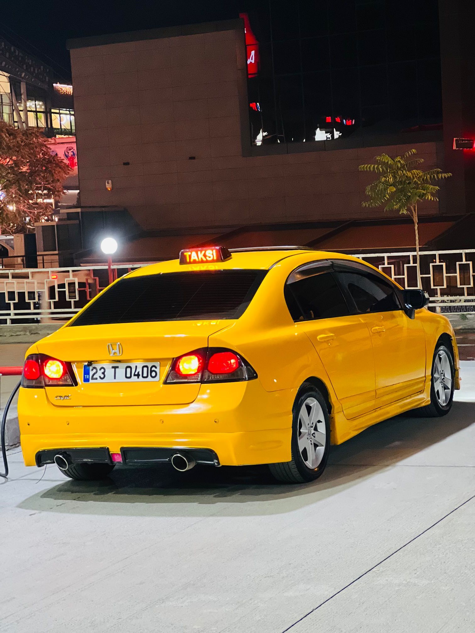 Elazığ taksi 23 T 0406 gece çekimi arka görünüm